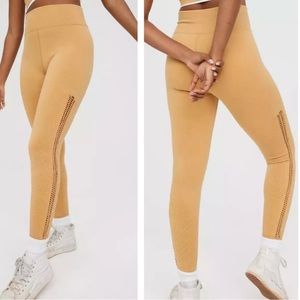 OFFLINE Seamless Macrame High Waisted 7/8 Legging, SIZE MEDIUM